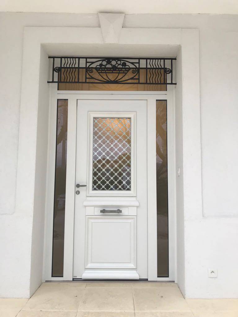 Porte d'entrée blanche en aluminium de BeL'M posé par votre spécialiste de la menuiserie Grand Sud Habitat au meilleur prix