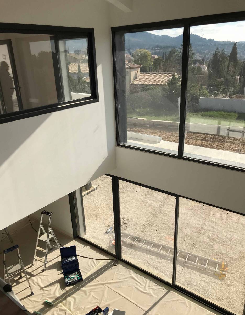 Fenêtre en aluminium couleur gris anthracite 7016 sur Marseille et ses alentours posé par Grand Sud Habitat au meilleur tarif