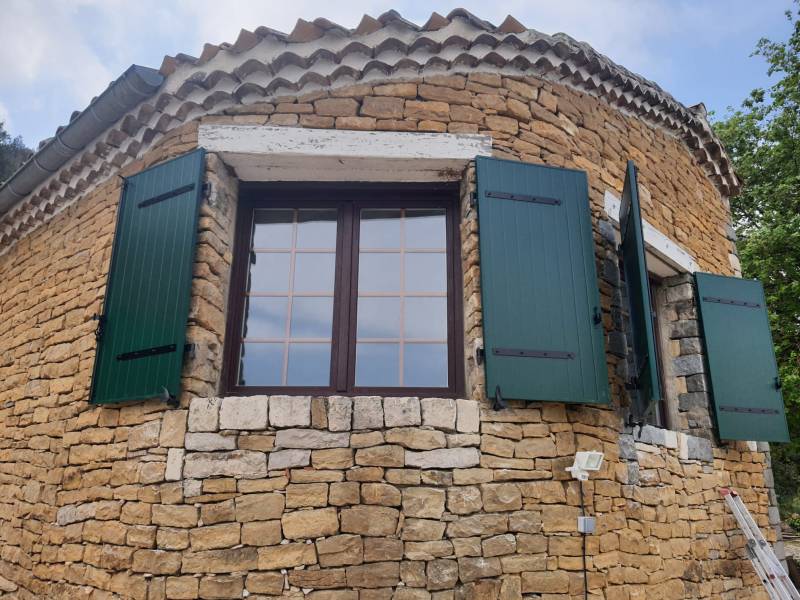 Pose de volets verts battants pour une maison en pierre à Aubagne près de Marseille