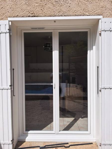 Choix d'une fenêtre blanche en PVC pour une maison à Cassis près de Marseille
