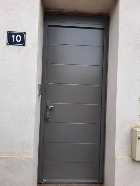 Installer une porte d'entrée en acier modèle Equation gris 7016 satiné pour une maison à La Ciotat 13600