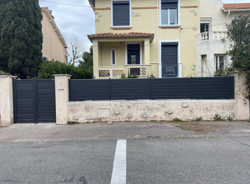 Portail à lames verticales 2 vantaux et clôture assortie en PVC gris anthracite RAL 7016 à Aix-en-Provence