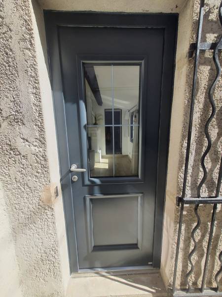 Remplacement d'une porte d’entrée en bois par une porte d'entrée en aluminium , modèle Chipley bicolor à Marseille 13007 La Corderie