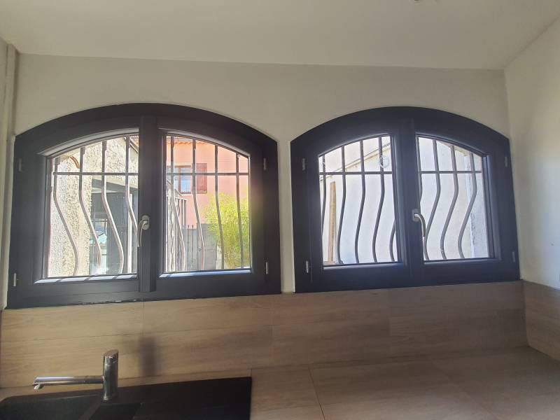 Remplacement de fenêtres cintrées en bois par des menuiseries en aluminium Schüco par Grand Sud Habitat à Marseille