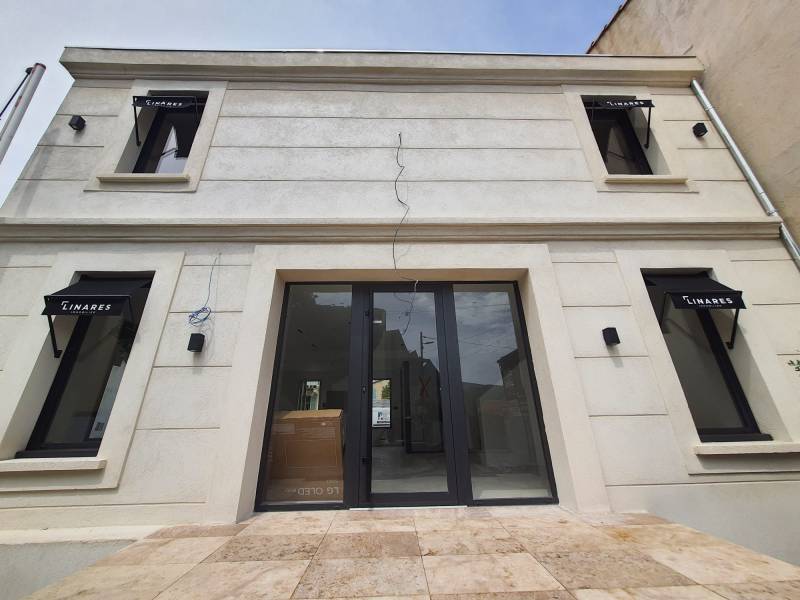 Rénovation complète et nouvelle devanture pour l'agence immobilière Linares à Marseille La Valentine 13012