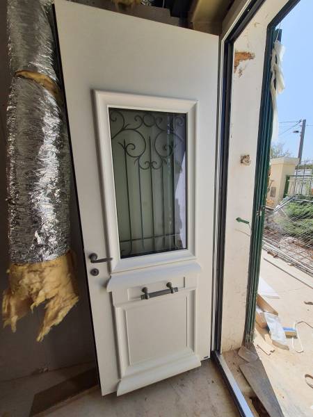 Remplacer une porte d’entrée en bois par une porte d'entrée en alu modèle Héliopolis blanc texturé 9016 à La Ciotat