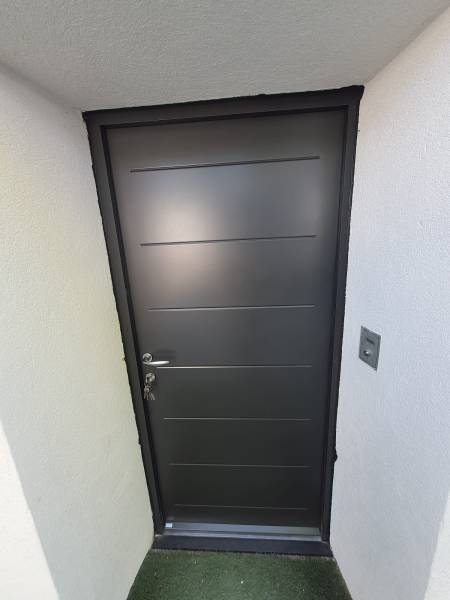 Installation d'une porte sur-mesure en acier modèle Equation couleur noir 2100 satiné de très bonne qualité à Marseille 13011 La Penne-sur-Huveaune