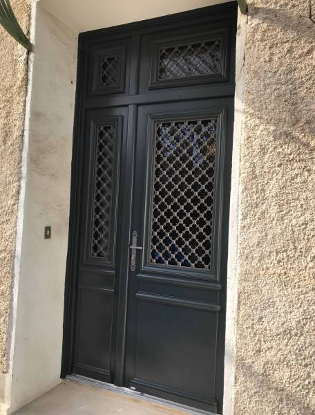 Pose de porte d’entrée en bois de la marque BeL'M sur Marseille posé par votre spécialiste Grand Sud Habitat