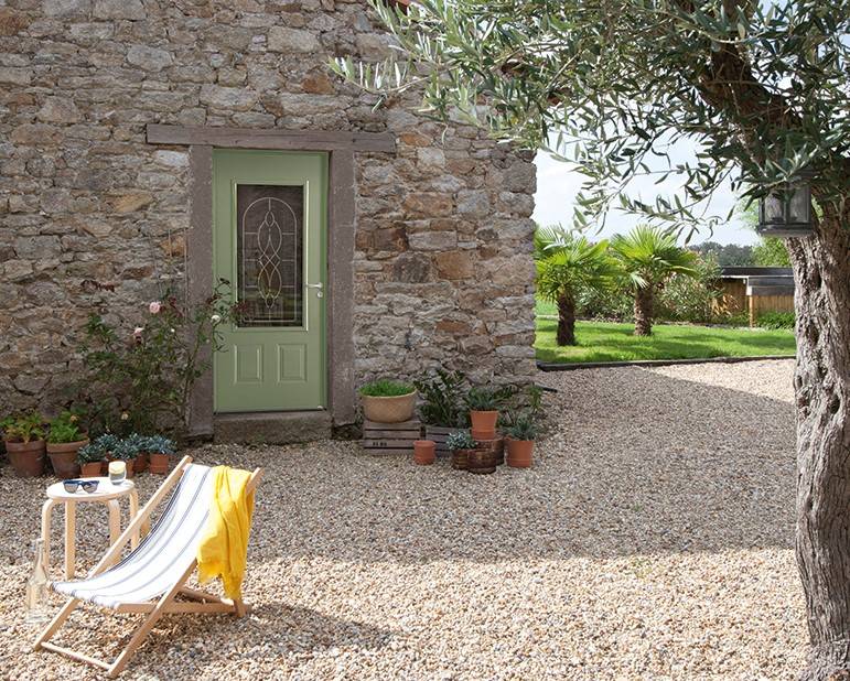 Porte d'entrée en acier Galiano couleur vert pastel en option pour s'allier avec l'ensemble de la maison en pierres Allauch 13190