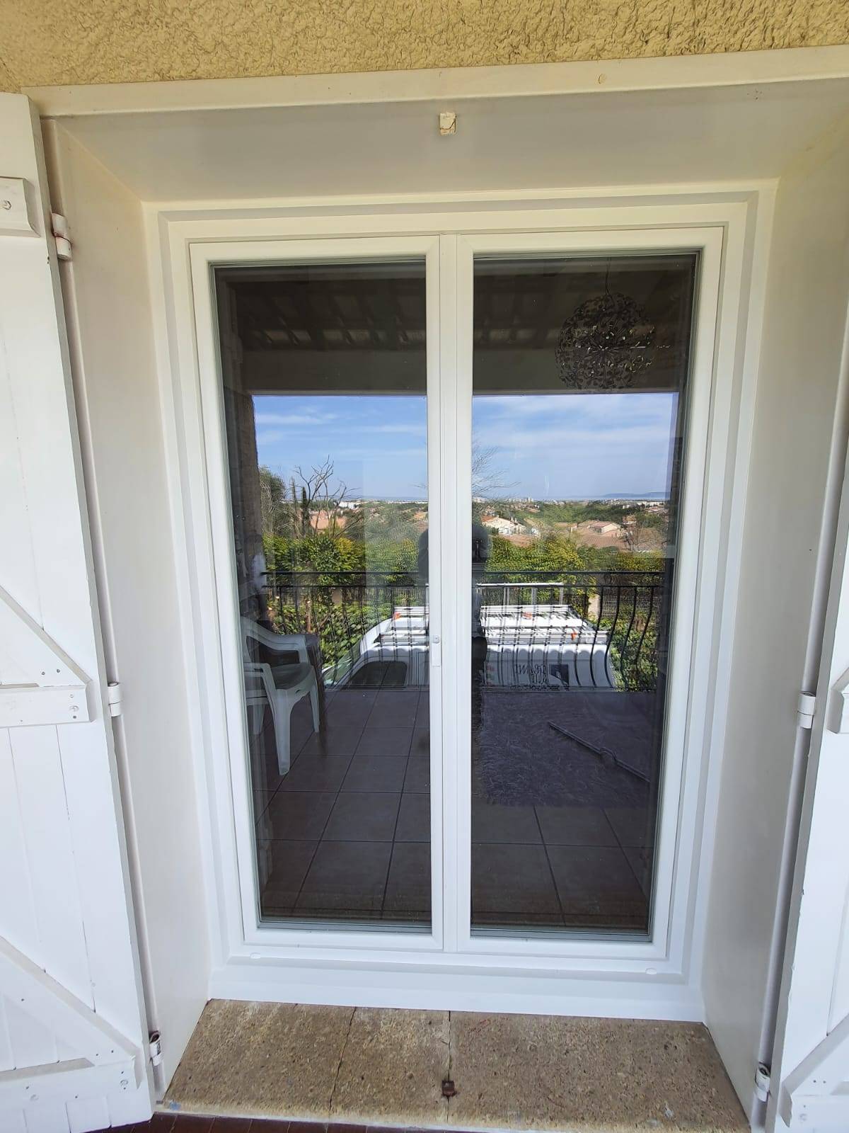 Pose d'une fenêtre en PVC pour une maison à Marseille dans le 13007 Les Catalans