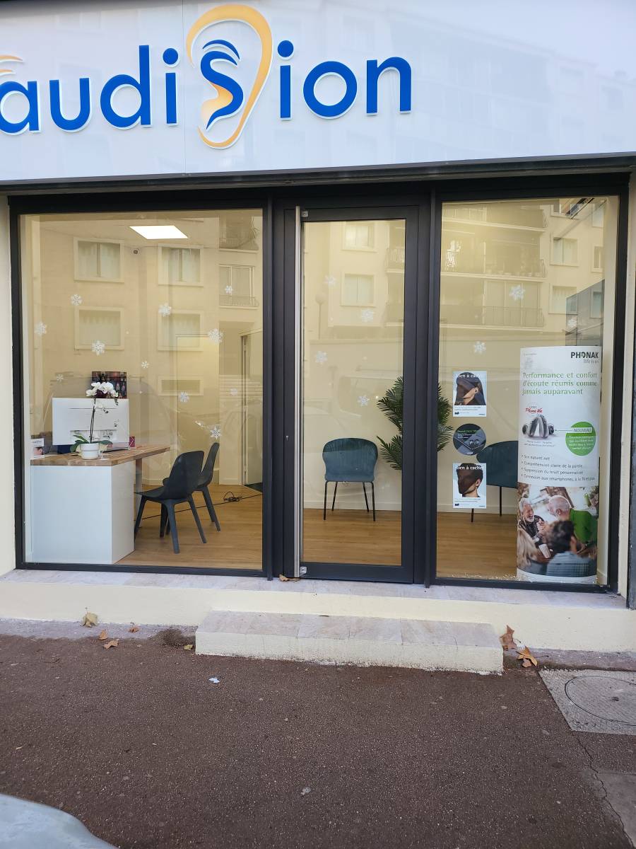 Menuiserie de fabrication française en alu gris anthracite RAL 7016 de haute qualité pour une devanture à Marseille 13009