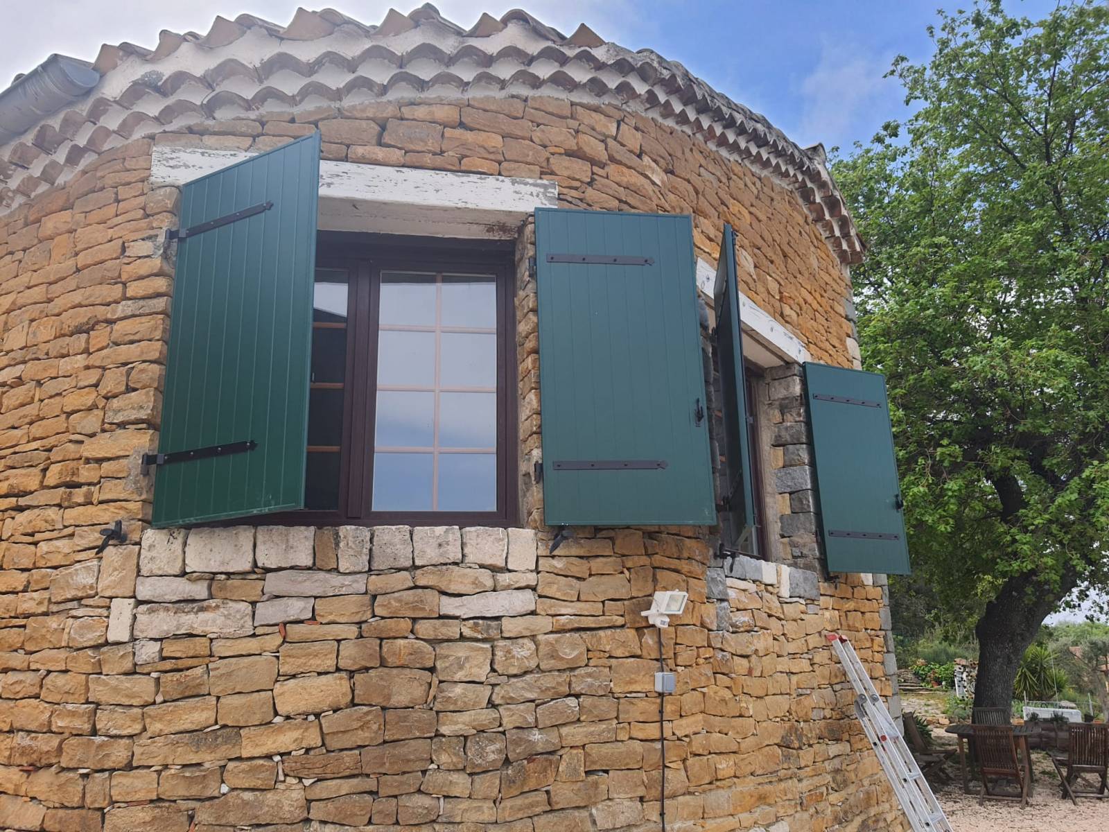 Pose de volets battants verts pour une maison en pierre à Aubagne 13400 près de Marseille