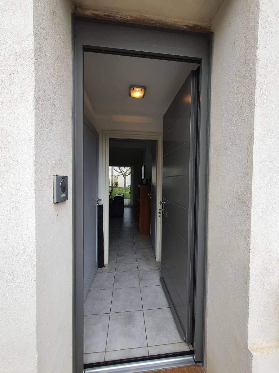 Installer une porte d'entrée en acier modèle Equation gris 7016 satiné pour une maison à La Ciotat 13600