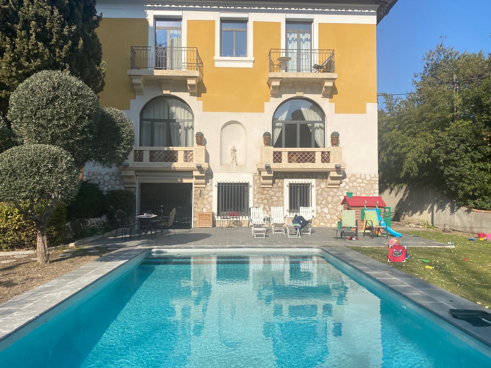 Fourniture et pose de fenêtres en aluminium cintrées ouvrant à la Française de marque SCHUCO pour une rénovation à Marseille 13008 Bagatelle