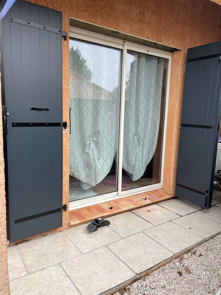 Volets battants gris bleu pour une maison à la façade provençale à Marseille 13008