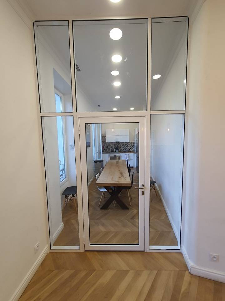 Réalisation d'une cloison entièrement vitrée avec porte vitrée en aluminium blanc
