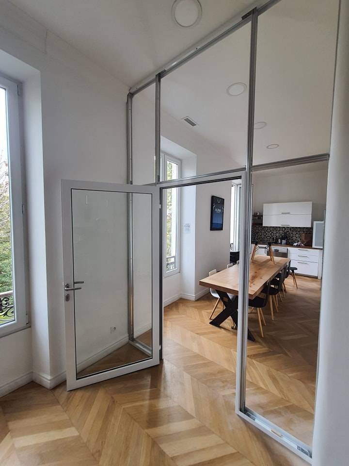 Réalisation d'une cloison entièrement vitrée avec porte vitrée en aluminium blanc