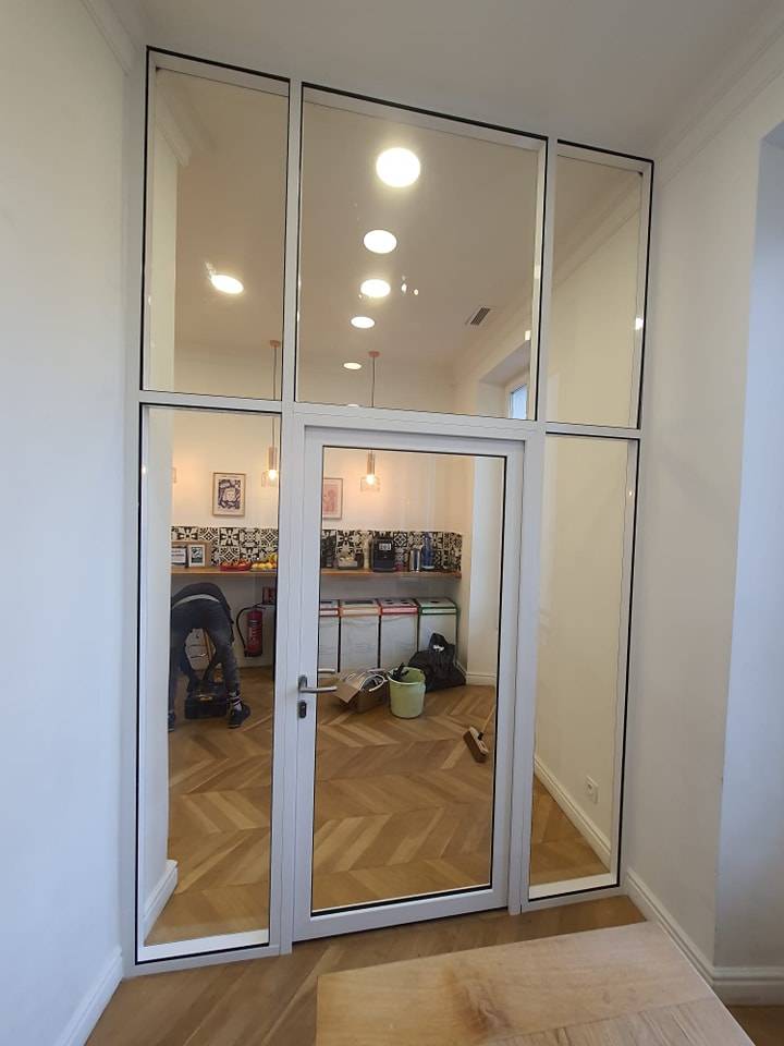 Réalisation d'une cloison entièrement vitrée avec porte vitrée en aluminium blanc