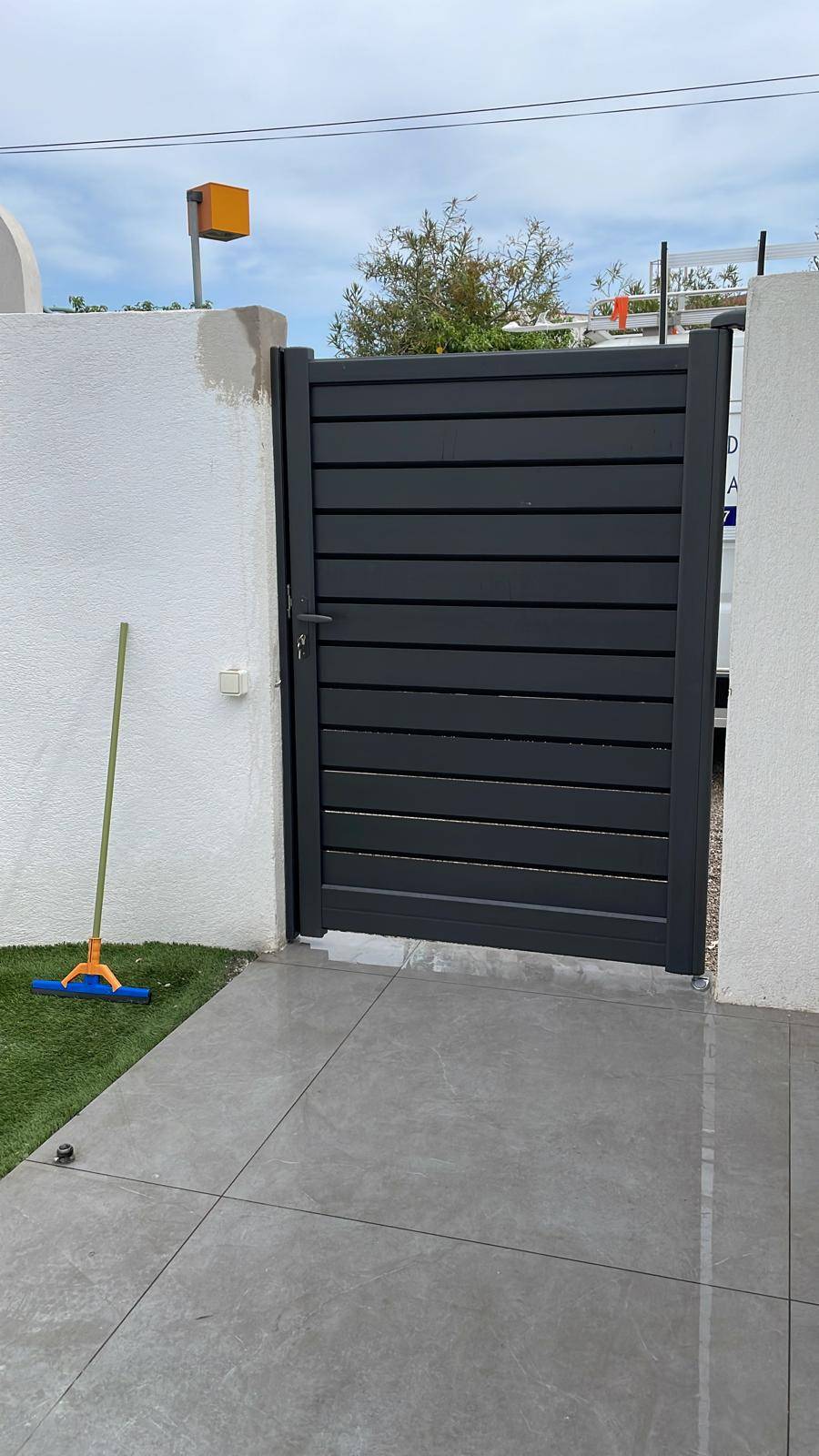 Portillon gris en aluminium pour l'entrée d'une maison située à Aix en Provence près de Marseille