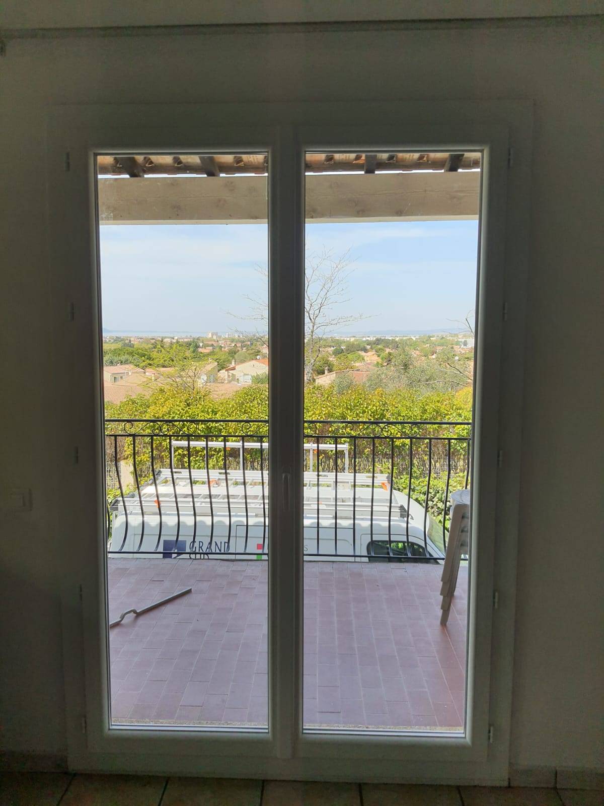 Pose d'une fenêtre en PVC pour une maison à Marseille dans le 13007 Les Catalans