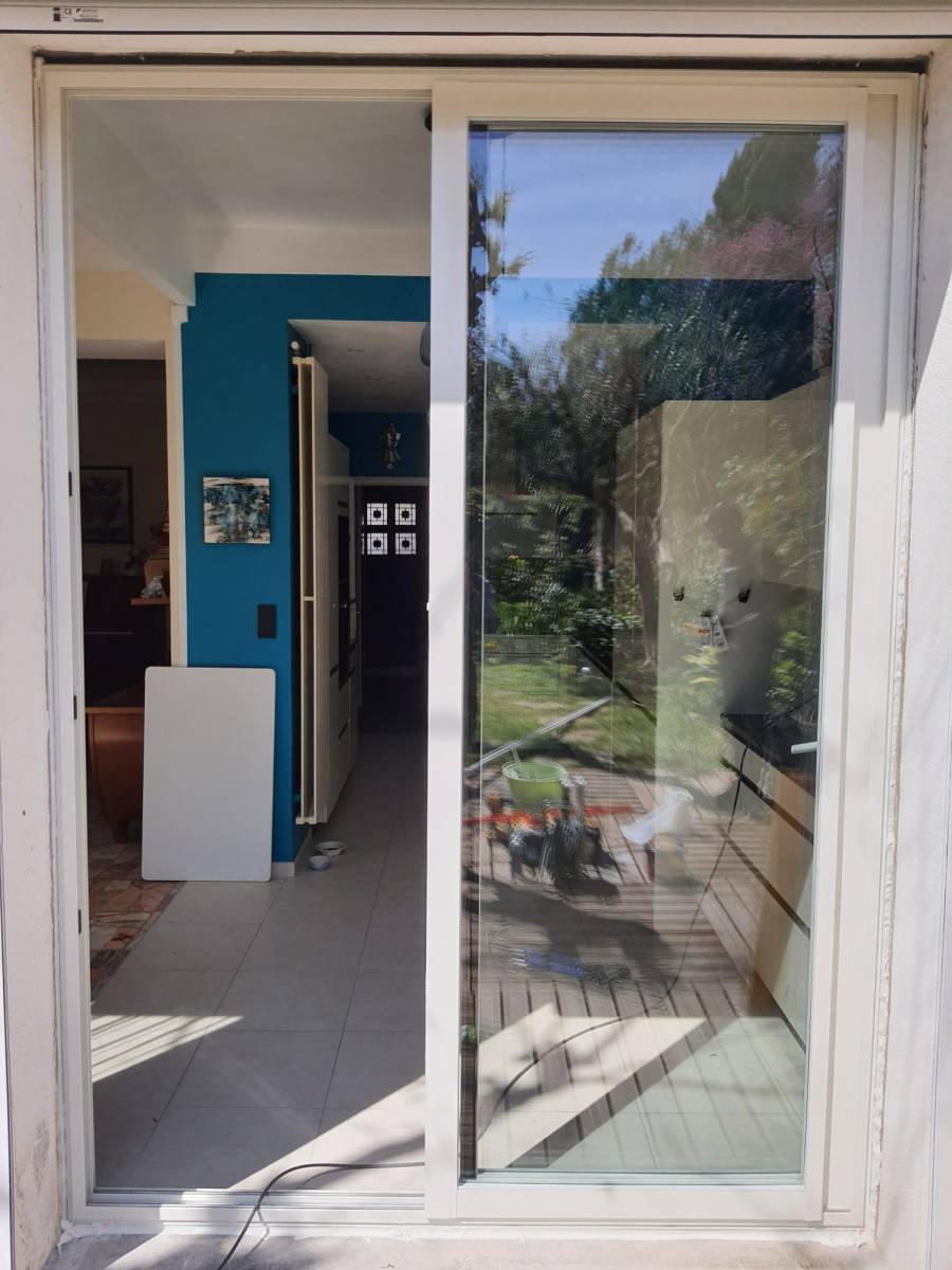 Choix d'une fenêtre ouvrant à la française blanche en PVC pour une maison à Cassis 13260 près de Marseille