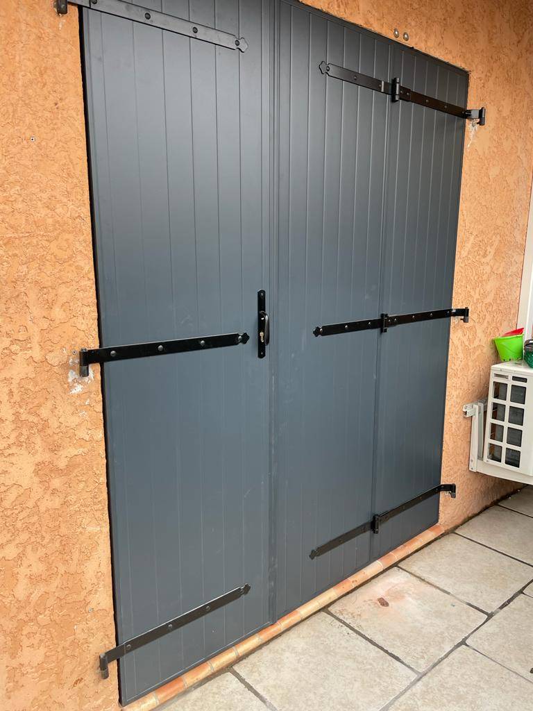 Volets battants gris bleu pour une maison à la façade provençale à Marseille 13008