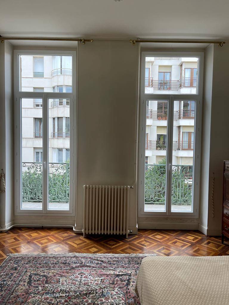 Porte-Fenêtre PVC blanche avec impost supérieur fixe à Marseille 13010