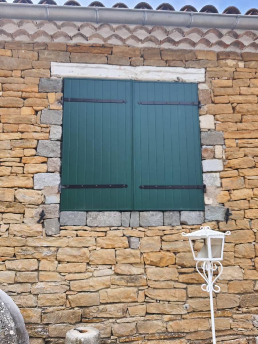Pose de volets battants verts pour une maison en pierre à Aubagne 13400 près de Marseille