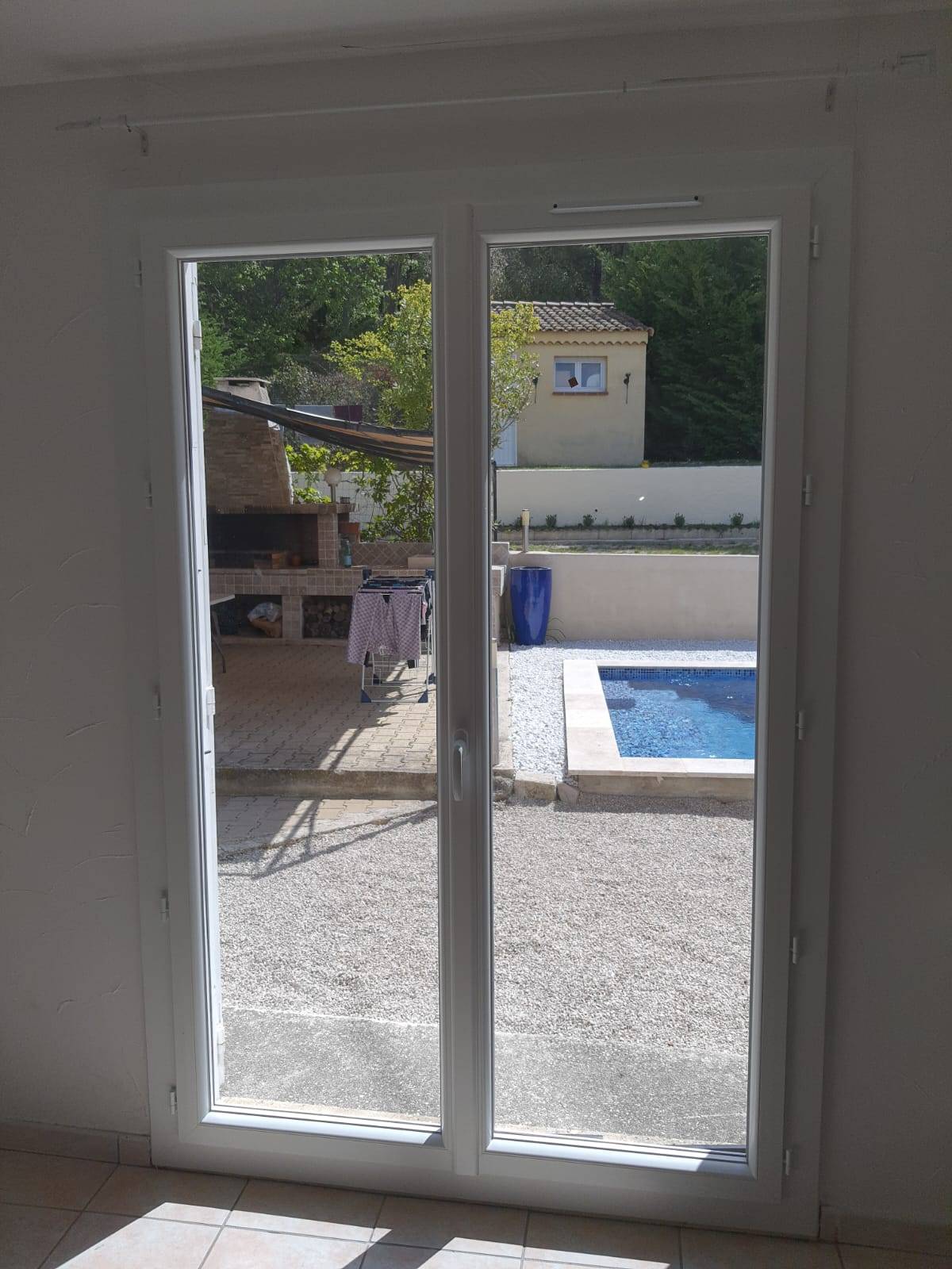 Choix d'une fenêtre ouvrant à la française blanche en PVC pour une maison à Cassis 13260 près de Marseille