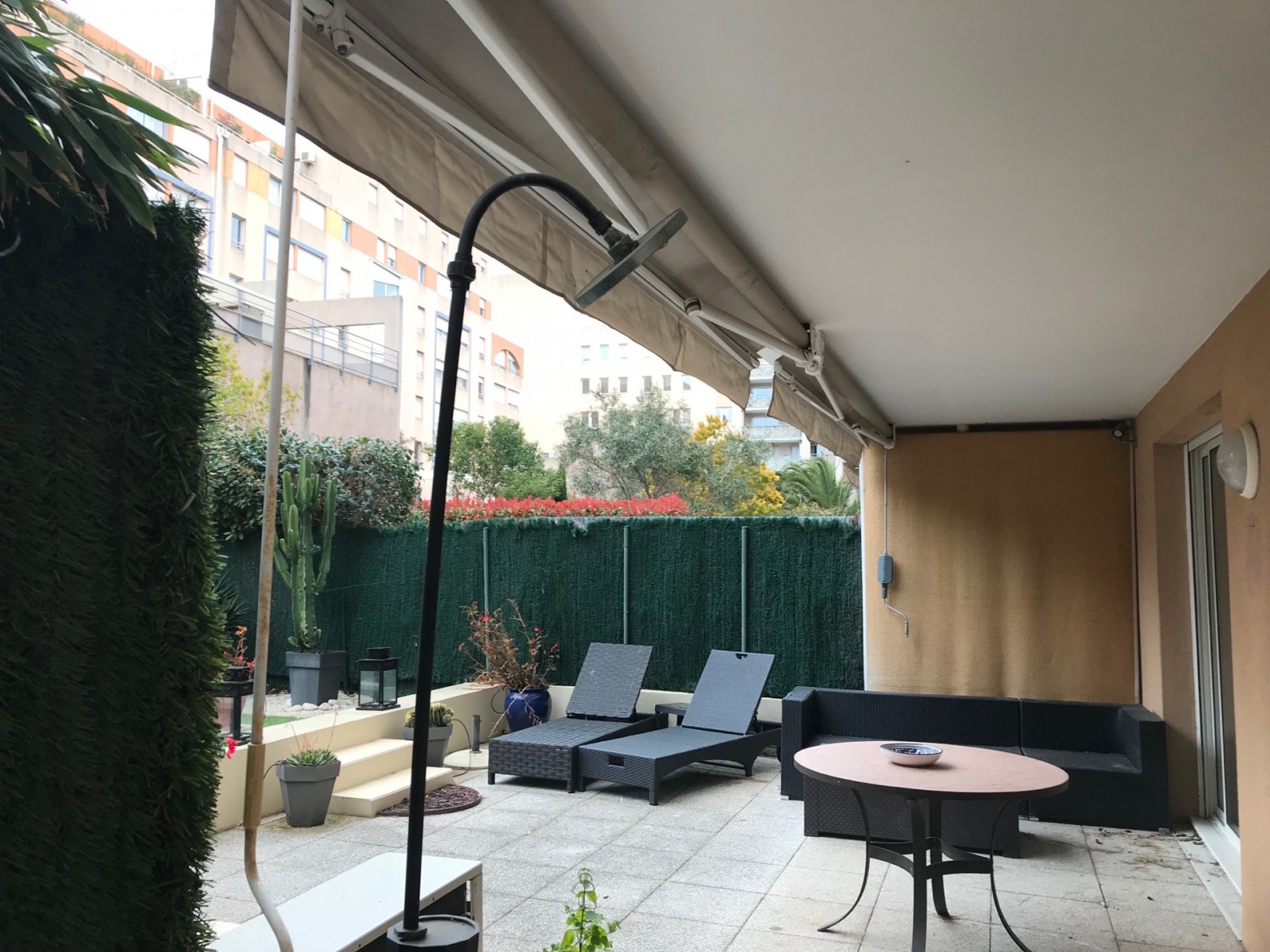 Pose de baies coulissantes en aluminium blanc pour fermeture de terrasse à Marseille 13011