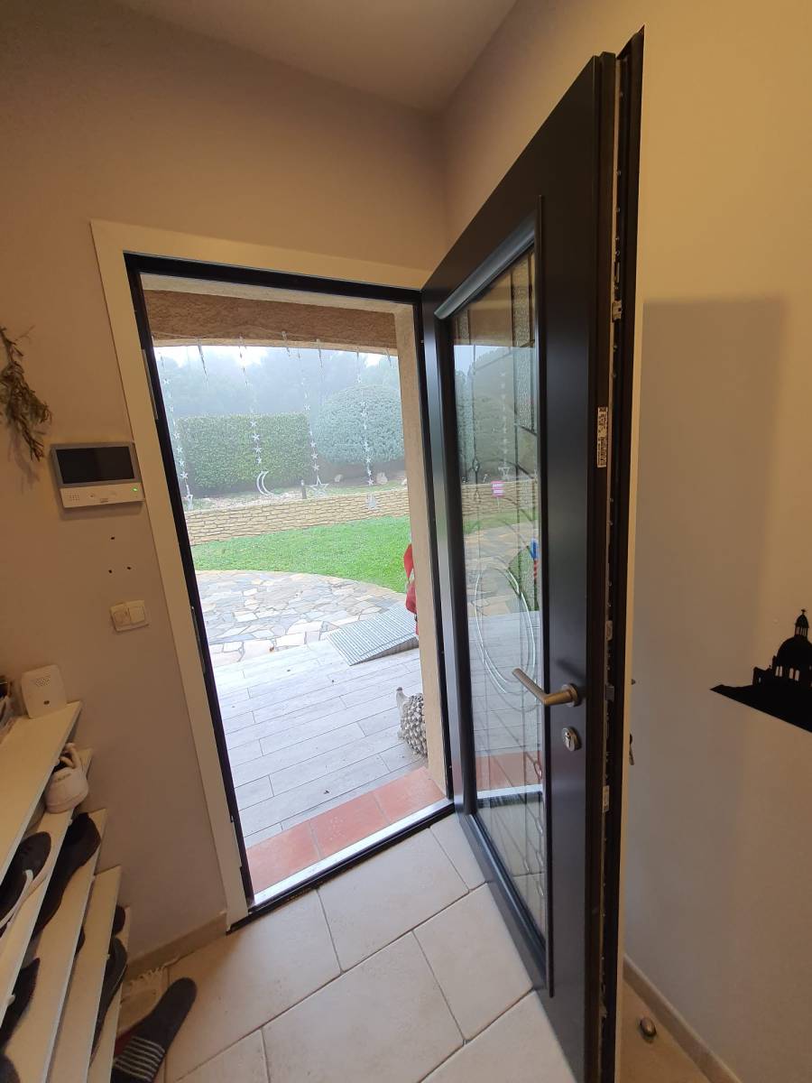 Installation d'une porte d'entrée en aluminium Arapao bicolor, conception sur mesure à Allauch 13190