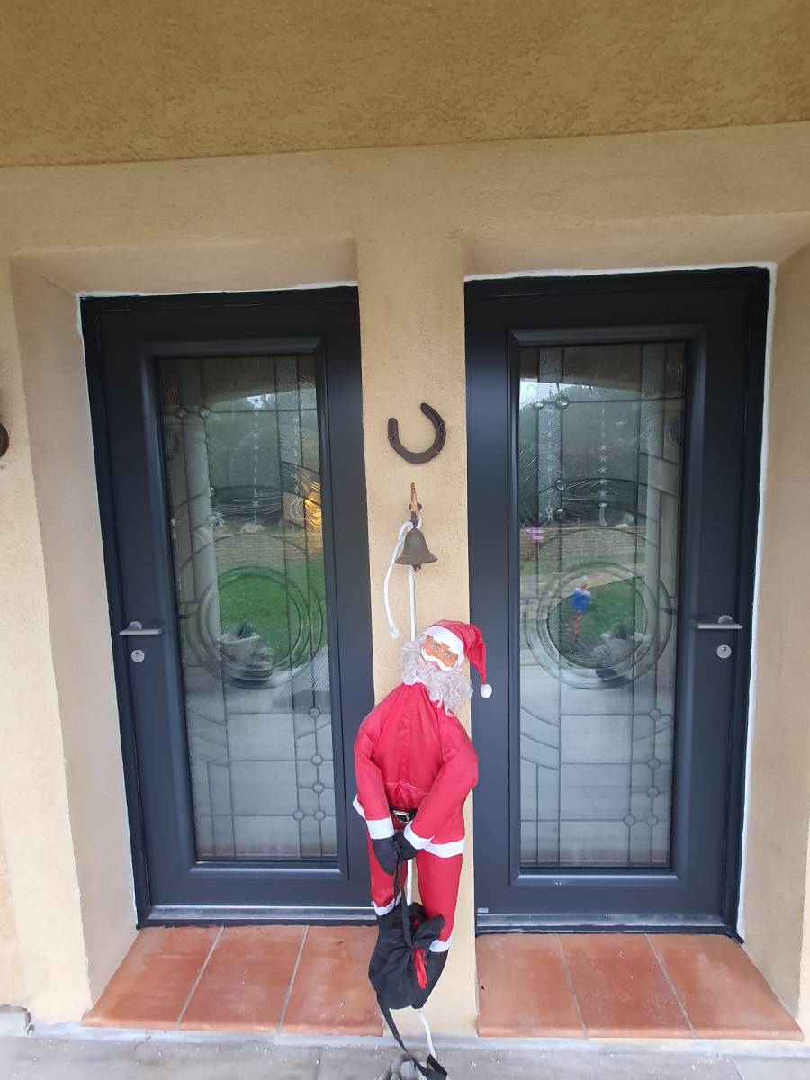 Installation d'une porte d'entrée en aluminium Arapao bicolor, conception sur mesure à Allauch 13190