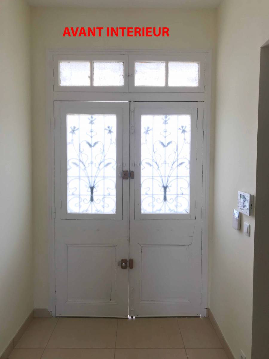 Porte d'entrée blanche en aluminium de BeL'M posé par votre spécialiste de la menuiserie Grand Sud Habitat au meilleur prix