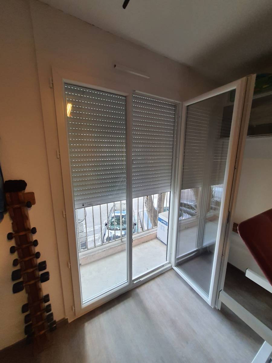 Fenêtre PVC blanche avec volet roulant à Marseille 13010