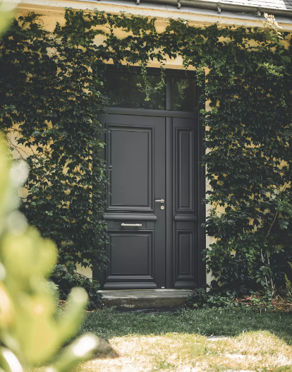 Où trouver des professionnels de la menuiserie pour poser une porte d’entrée avec bâton de maréchal à Marseille ?