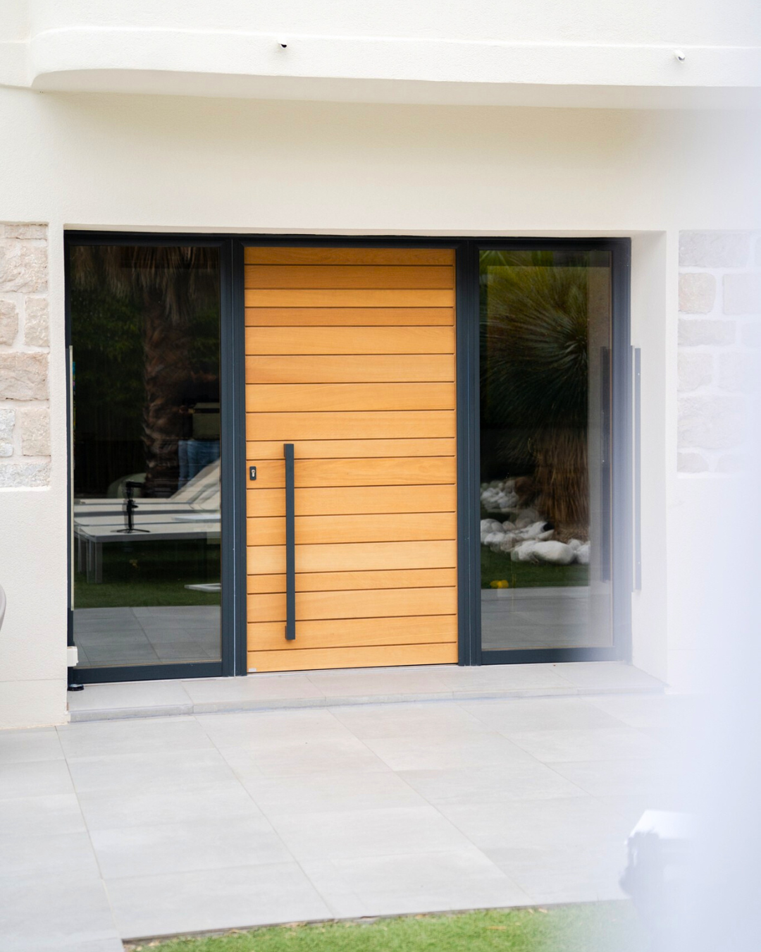 Porte d’entrée moderne bois et vitrage à Marseille – Grand Sud Habitat