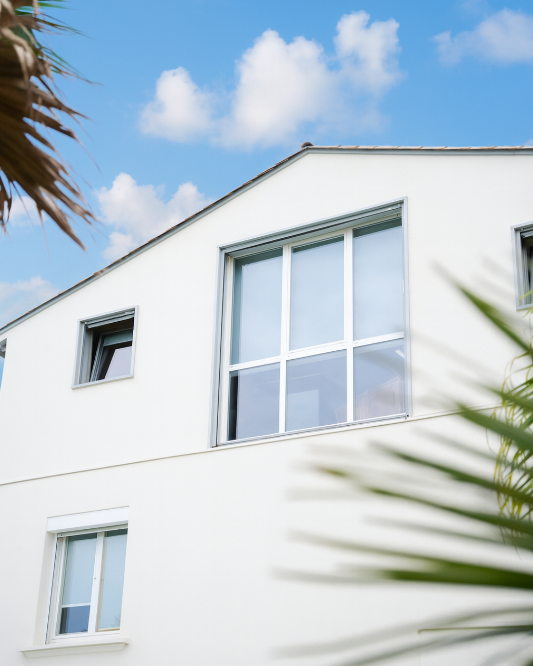 Baie vitrée - ouverture panoramique sur l’extérieur
