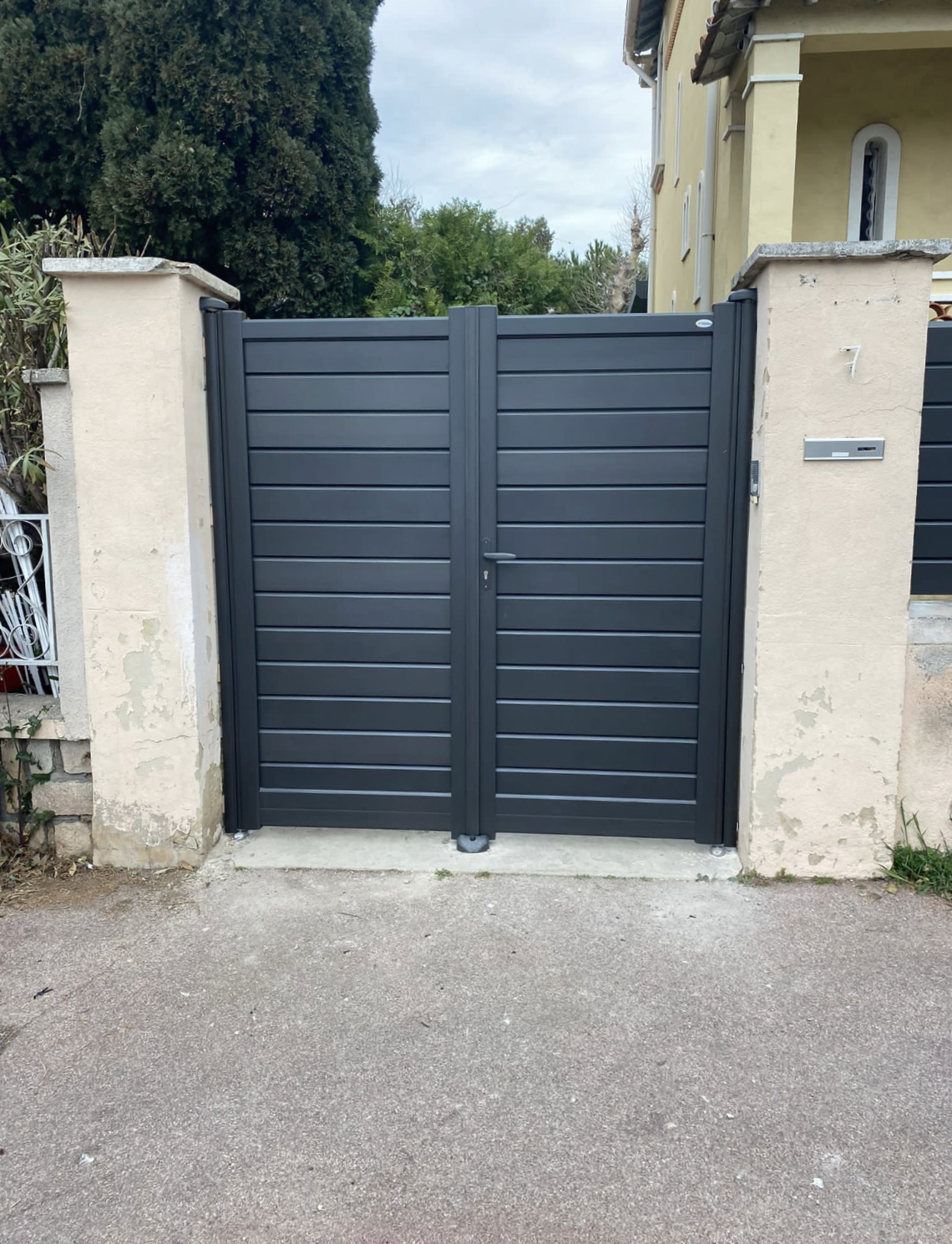 Portail à lames verticales 2 vantaux et clôture assortie en PVC gris anthracite RAL 7016 à Aix-en-Provence