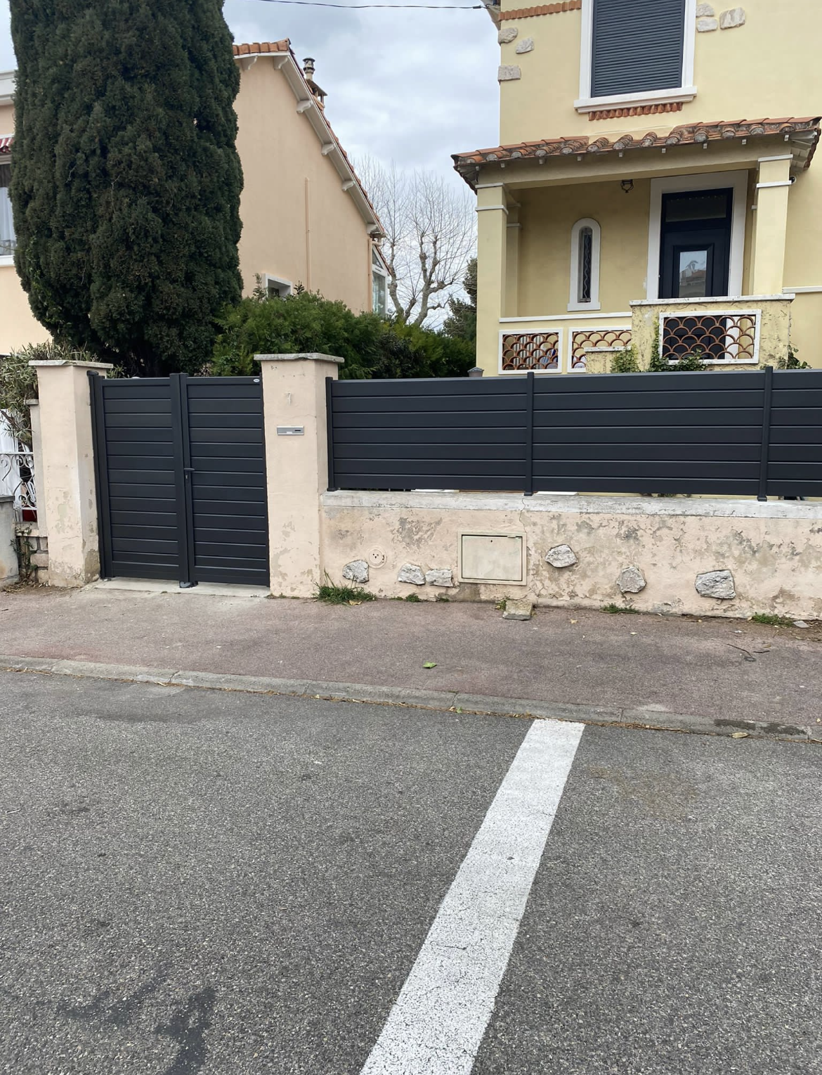 Portail à lames verticales 2 vantaux et clôture assortie en PVC gris anthracite RAL 7016 à Aix-en-Provence