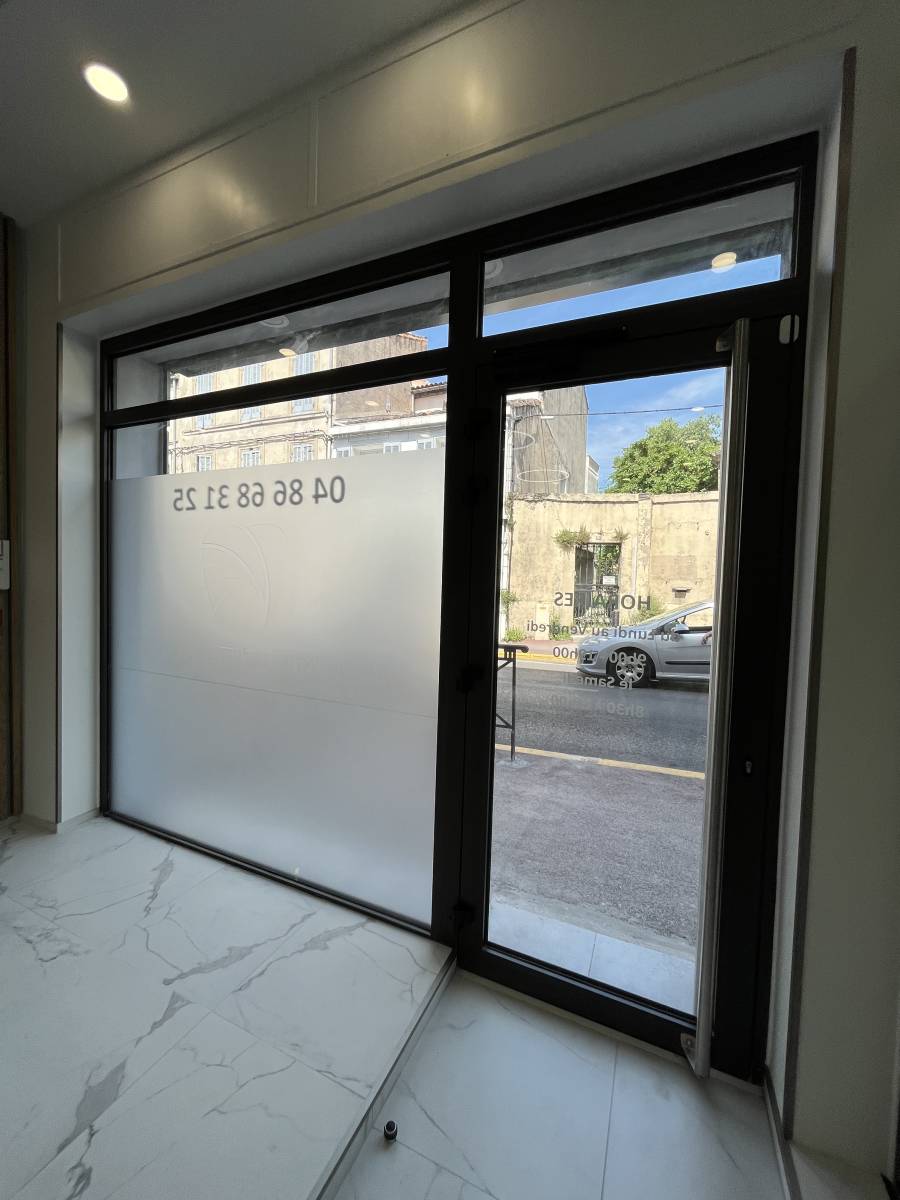 Grand Sud Habitat : une devanture sur mesure pour un cabinet dentaire élégant à Marseille 13006