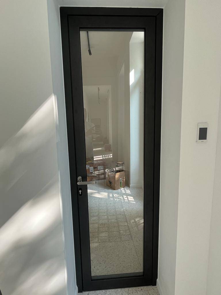 Pose de portes vitrées en aluminium gris anthracite par Grand Sud Habitat