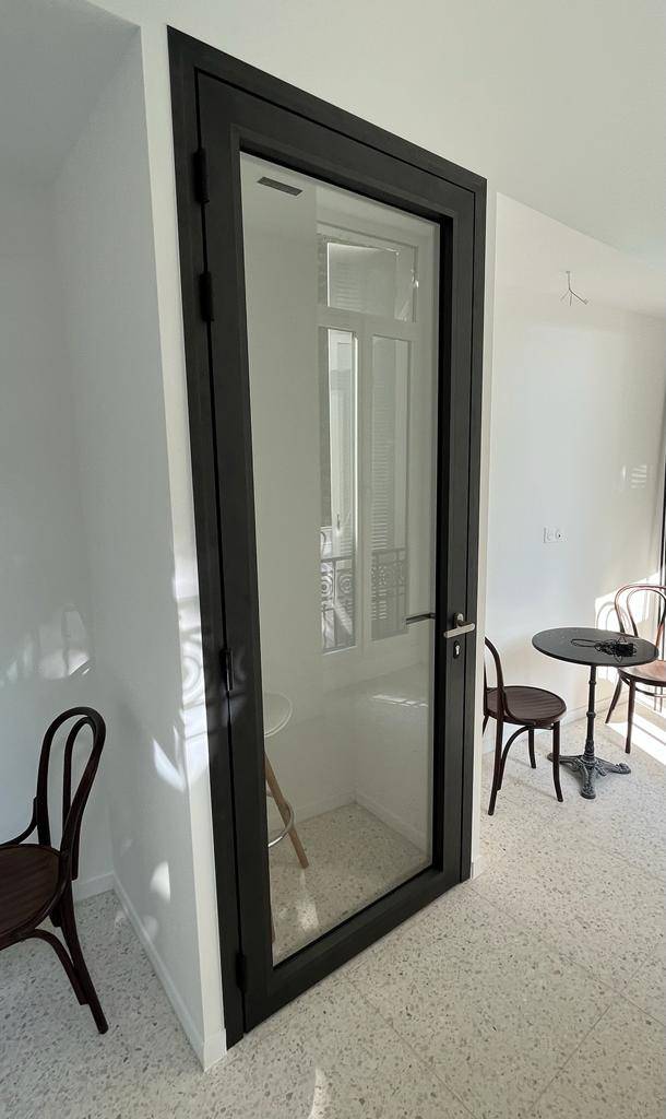 Pose de portes vitrées en aluminium gris anthracite par Grand Sud Habitat