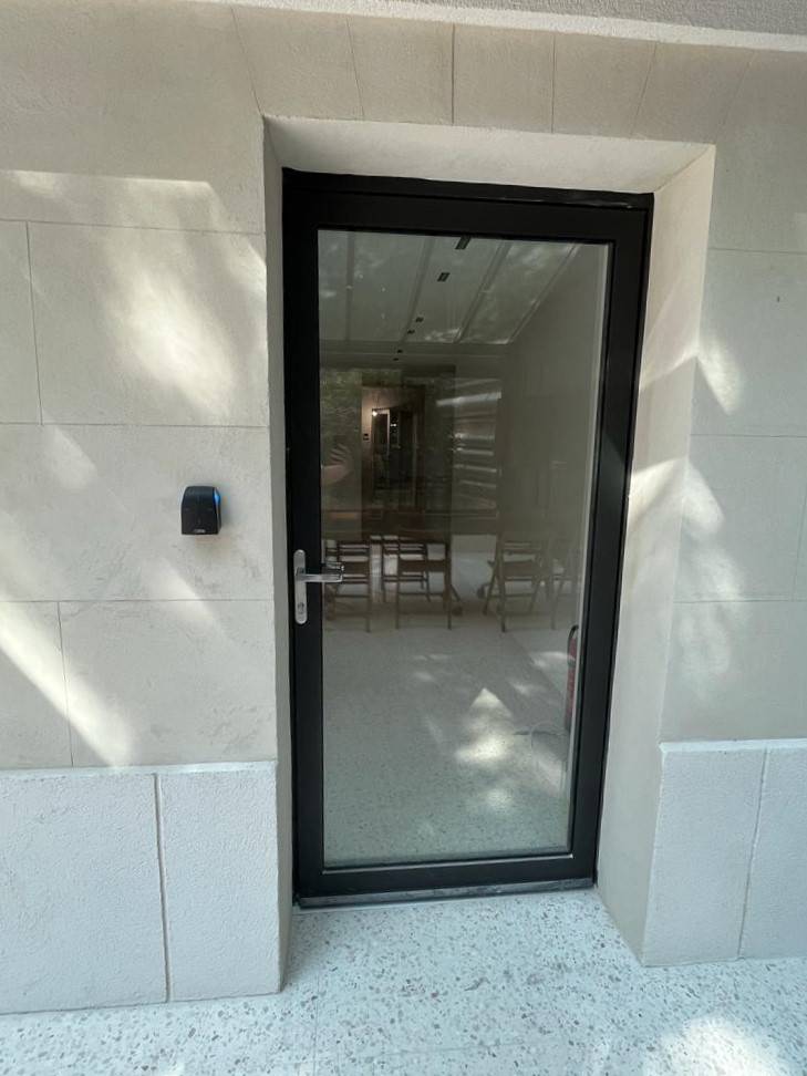 Pose de portes vitrées en aluminium gris anthracite par Grand Sud Habitat