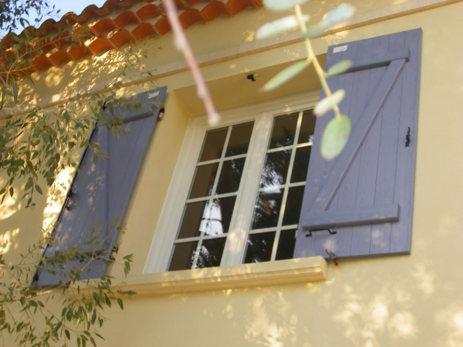 Volet battant en Aluminium de la marque française Sothoferm sur mesure posé sur Marseille et ses alentours