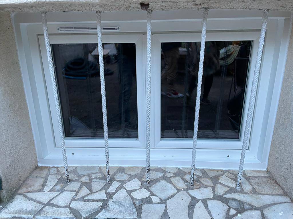 Fenestron PVC blanc vue ext 13009 Obélisque