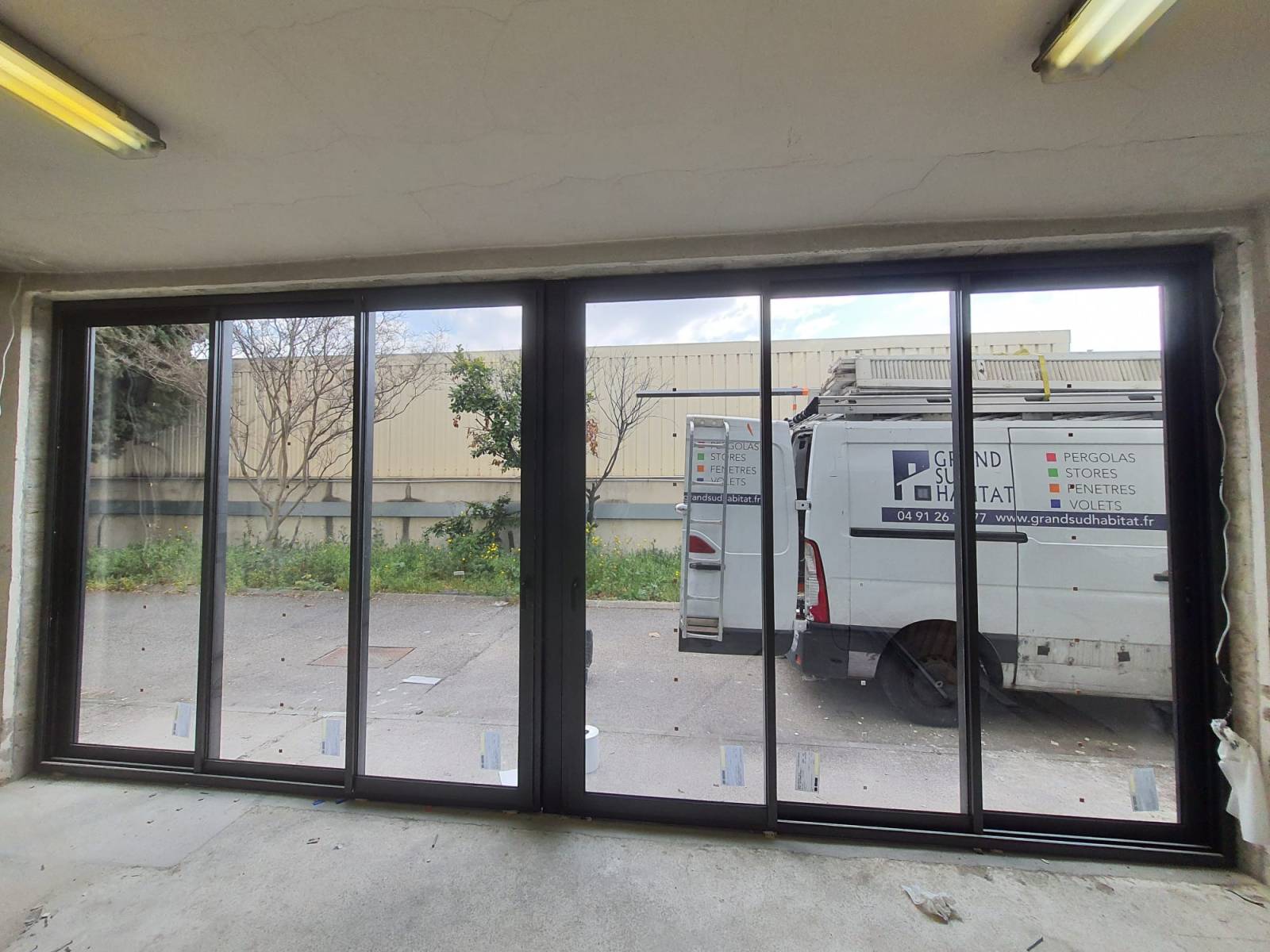 Installation de fenêtre double vitrage en alu à Marseille 13009 Michelet