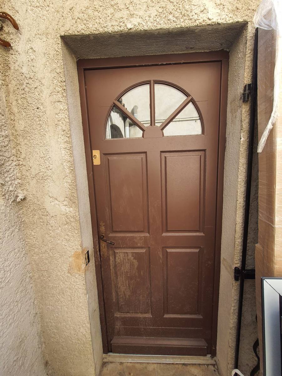 Remplacement d'une porte d’entrée en bois par une porte d'entrée en aluminium , modèle Chipley bicolor à Marseille 13007 La Corderie