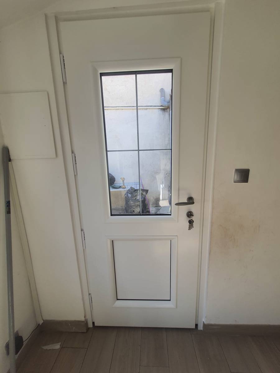 Remplacement d'une porte d’entrée en bois par une porte d'entrée en aluminium , modèle Chipley bicolor à Marseille 13007 La Corderie