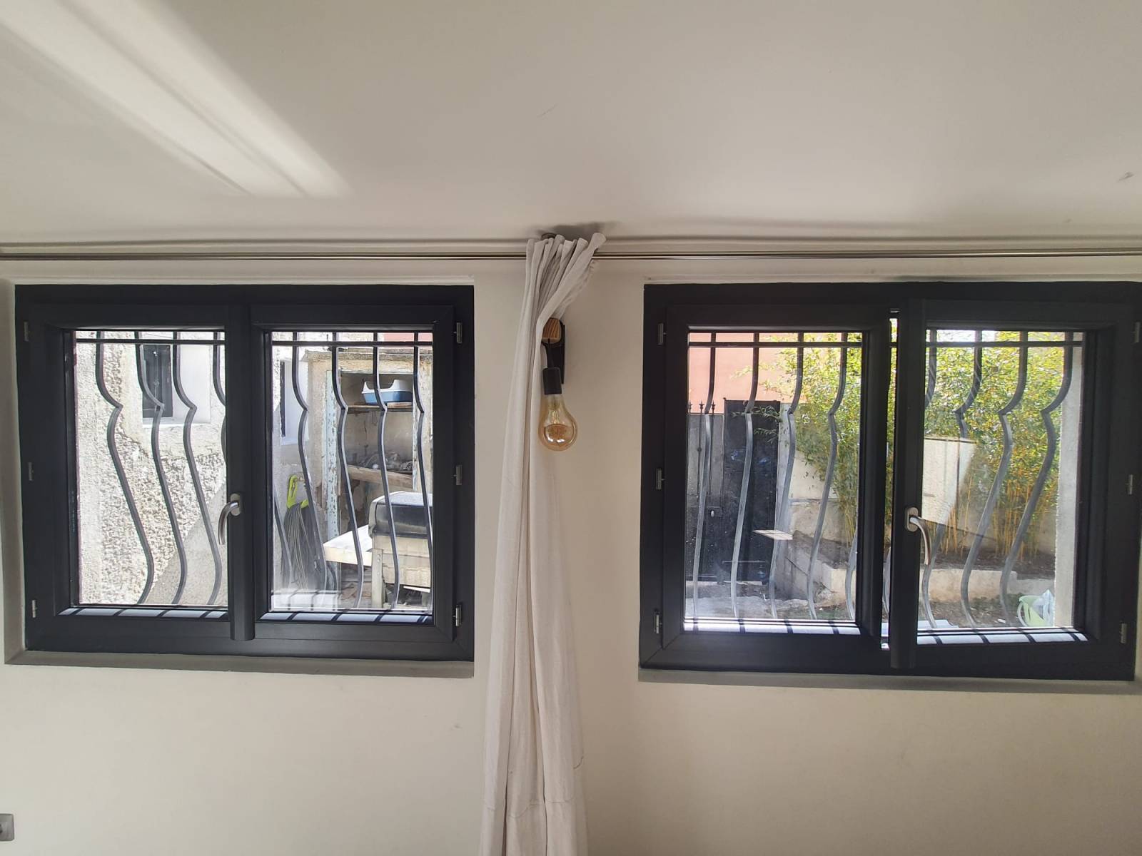 Remplacement de fenêtres cintrées en bois par des menuiseries en aluminium Schüco par Grand Sud Habitat à Marseille