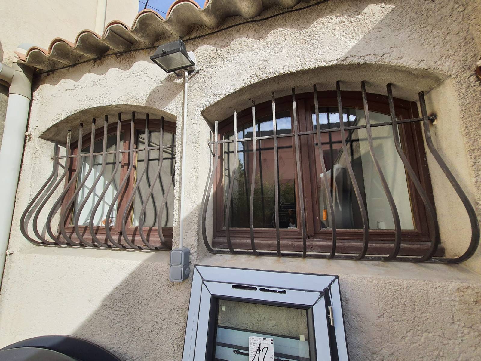 Remplacement de fenêtres cintrées en bois par des menuiseries en aluminium Schüco par Grand Sud Habitat à Marseille